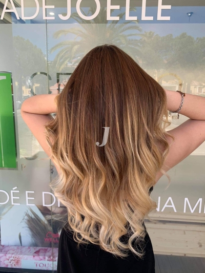 Foto di donna con capelli lunghi biondo chiarissimo dorato