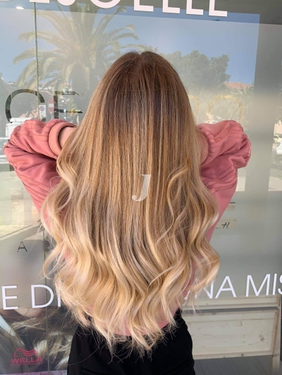 Foto di donna con capelli lunghi biondo chiarissimo dorato