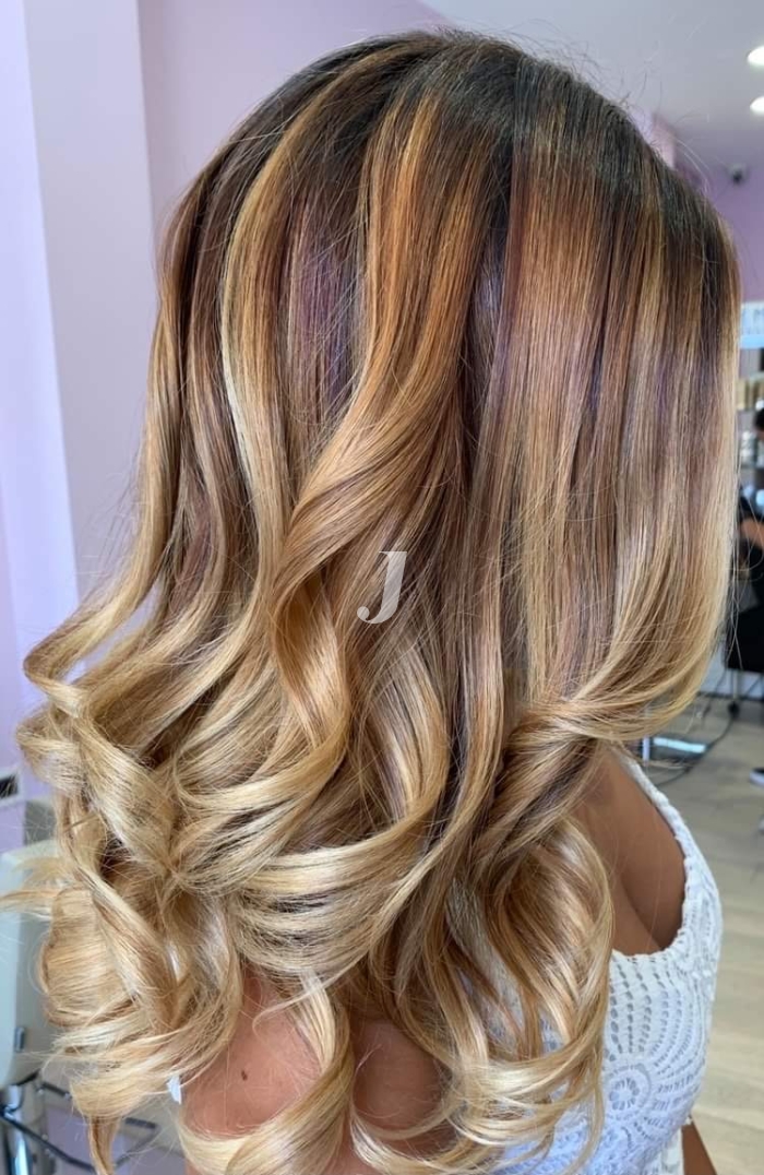 Foto di donna con capelli lunghi biondo chiarissimo dorato