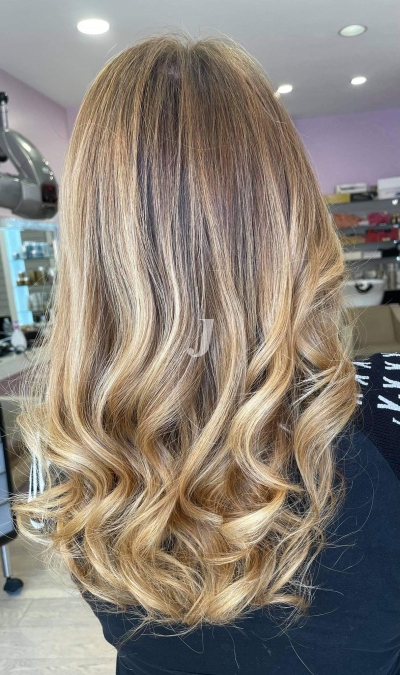 Foto di donna con capelli lunghi biondo chiarissimo dorato