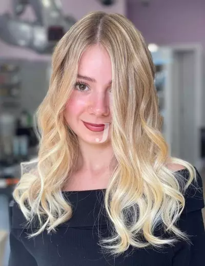 Foto di donna con capelli lunghi biondo chiarissimo dorato