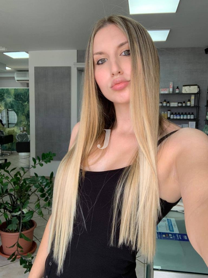 Foto di donna con capelli lunghi biondo chiarissimo dorato