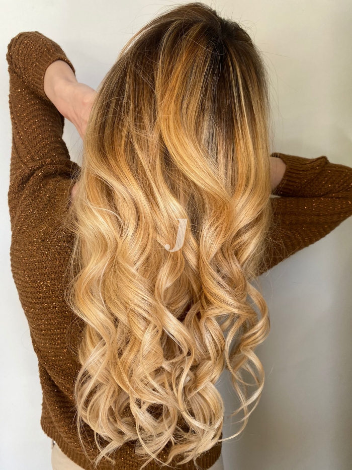 Foto di donna con capelli lunghi biondo chiarissimo dorato