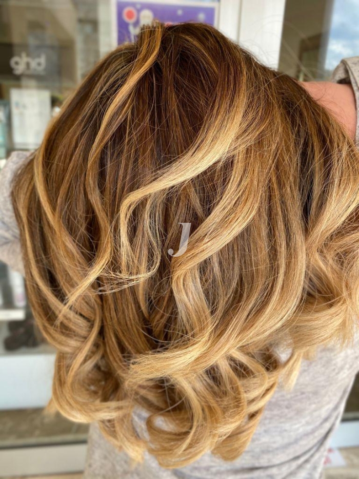 Foto di donna con capelli lunghi biondo chiarissimo dorato