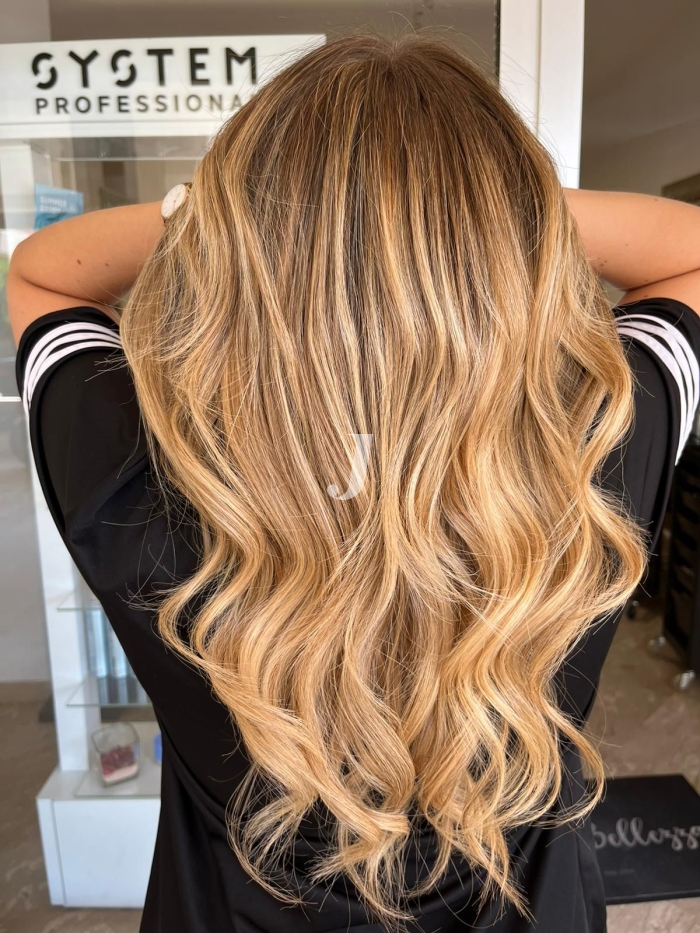 Foto di donna con capelli lunghi biondo chiarissimo dorato