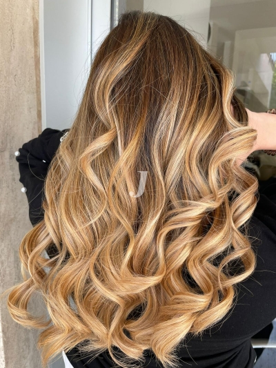 Foto di donna con capelli lunghi biondo chiarissimo dorato