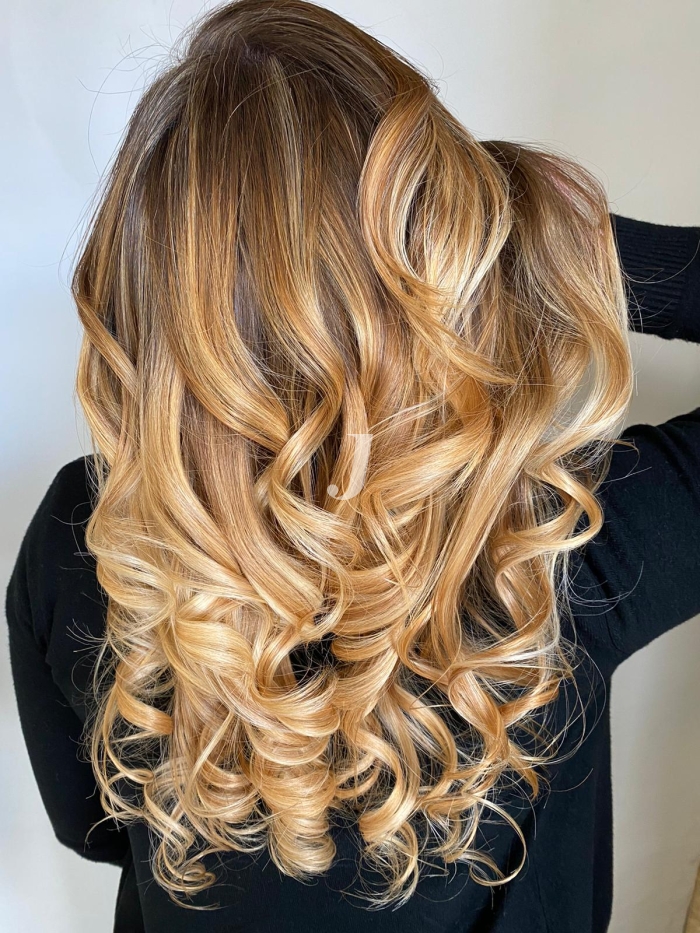 Foto di donna con capelli lunghi biondo chiarissimo dorato