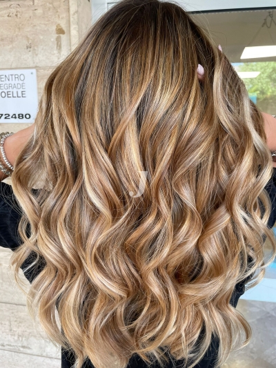 Foto di donna con capelli lunghi biondo chiarissimo dorato