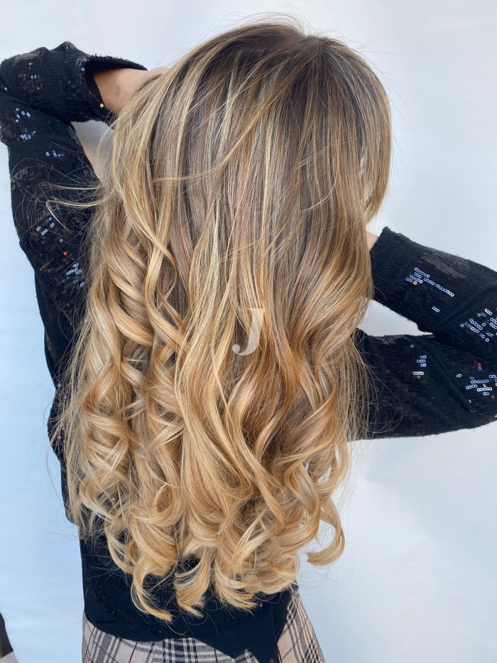 Foto di donna con capelli lunghi biondo chiarissimo dorato