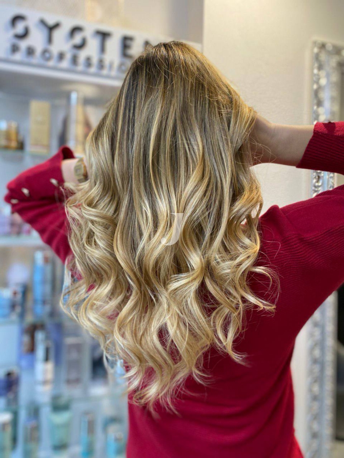 Foto di donna con capelli lunghi biondo chiarissimo dorato