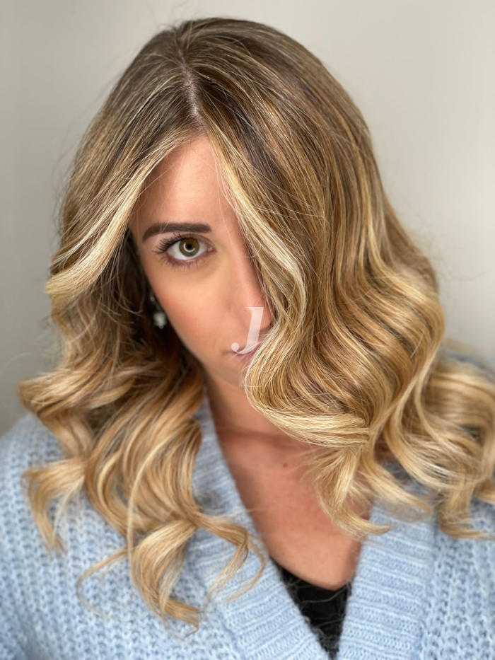 Foto di donna con capelli lunghi biondo chiarissimo dorato