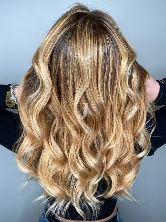 Foto di donna con capelli lunghi biondo chiarissimo dorato