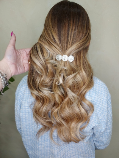 Foto di donna con capelli lunghi biondo chiarissimo dorato