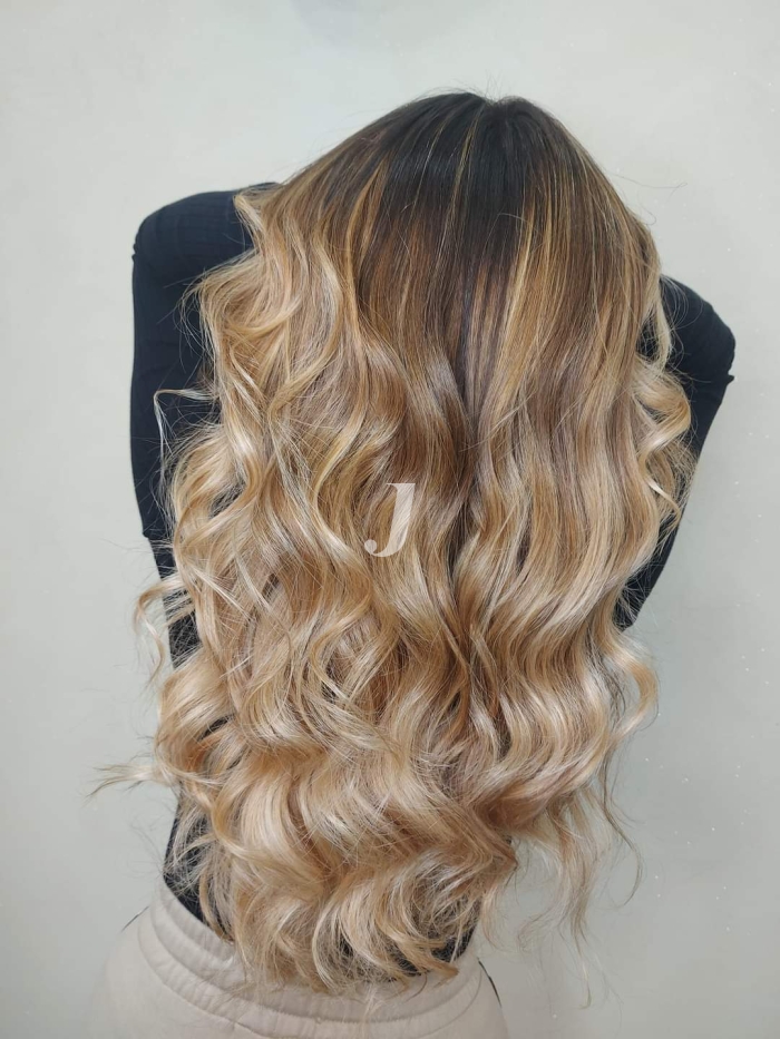 Foto di donna con capelli lunghi biondo chiarissimo dorato