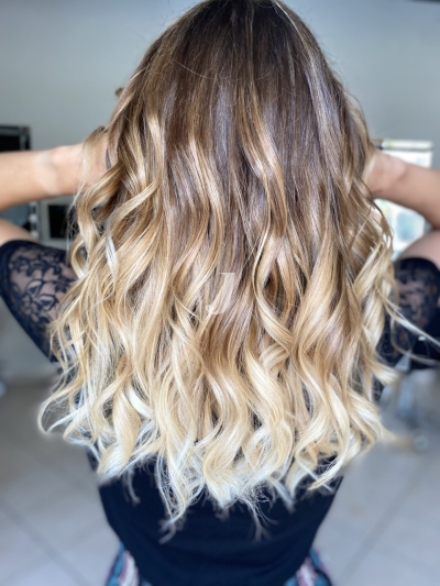 Foto di donna con capelli lunghi biondo chiarissimo dorato