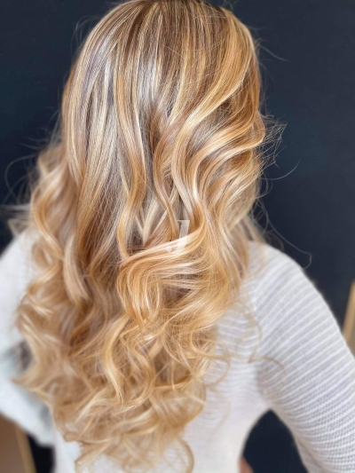 Foto di donna con capelli lunghi biondo chiarissimo dorato