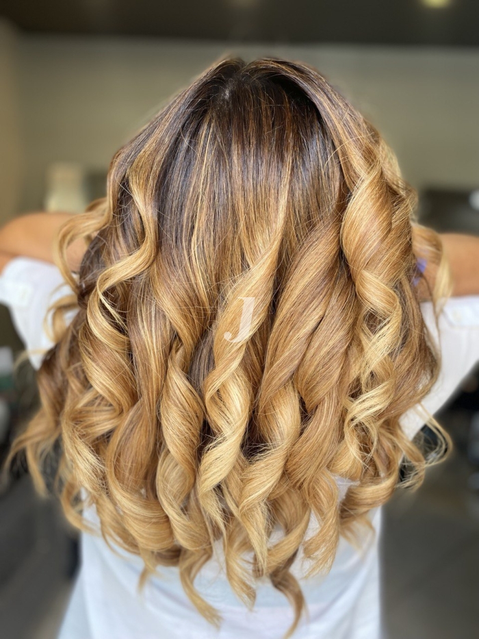 Foto di donna con capelli lunghi biondo chiarissimo dorato