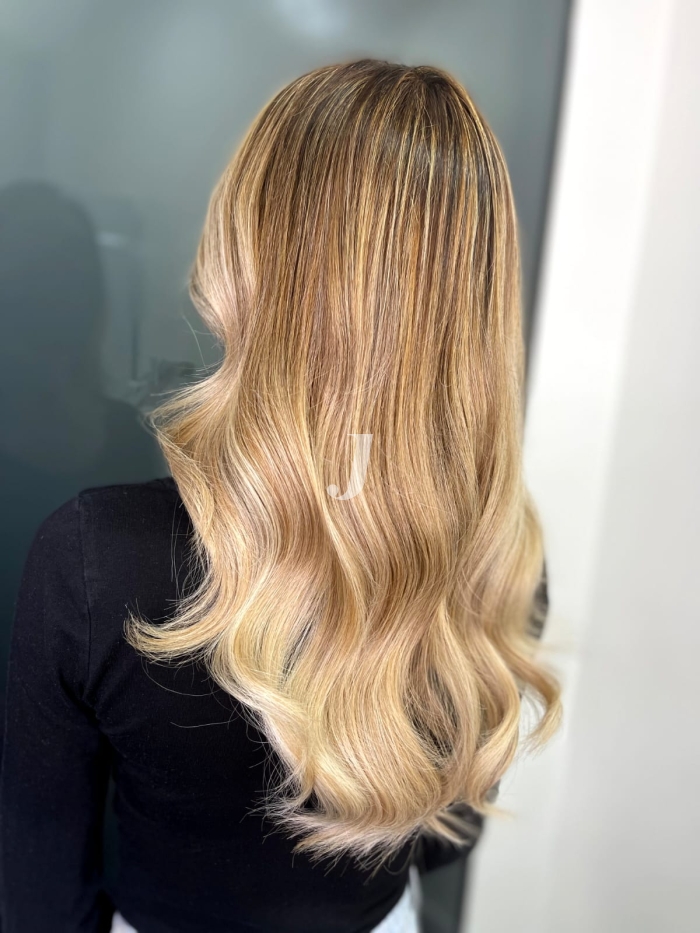 Foto di donna con capelli lunghi biondo chiarissimo dorato