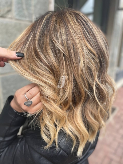 Foto di donna con capelli lunghi biondo chiarissimo dorato