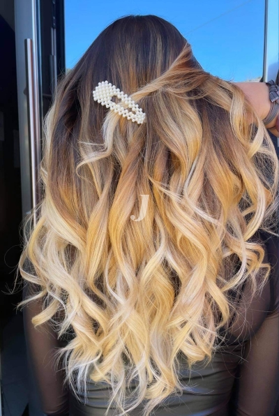 Foto di donna con capelli lunghi biondo chiarissimo dorato