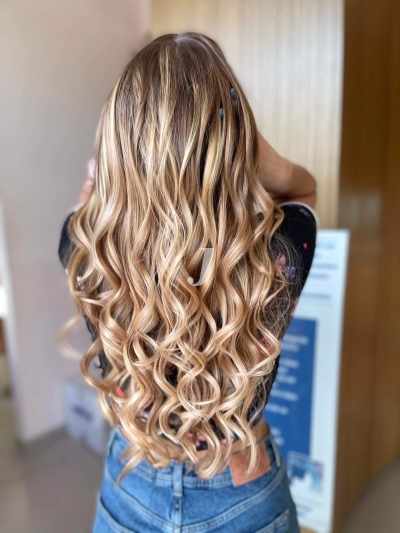 Foto di donna con capelli lunghi biondo chiarissimo dorato