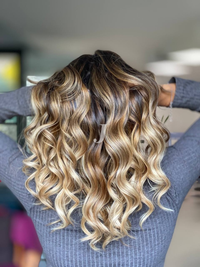 Foto di donna con capelli lunghi biondo chiarissimo dorato