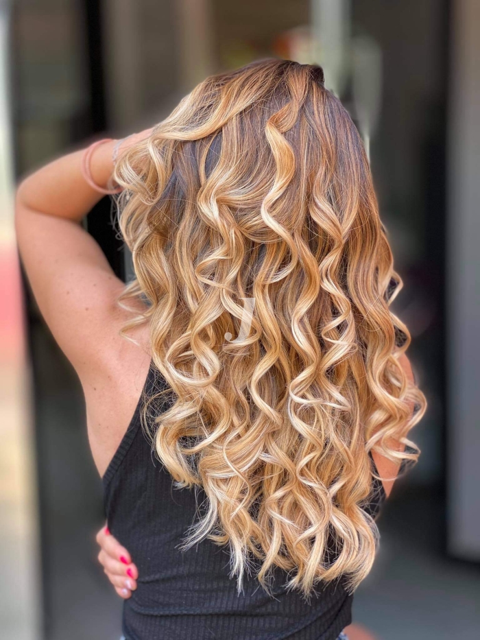 Foto di donna con capelli lunghi biondo chiarissimo dorato