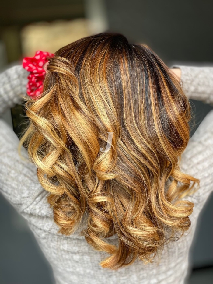 Foto di donna con capelli lunghi biondo chiarissimo dorato