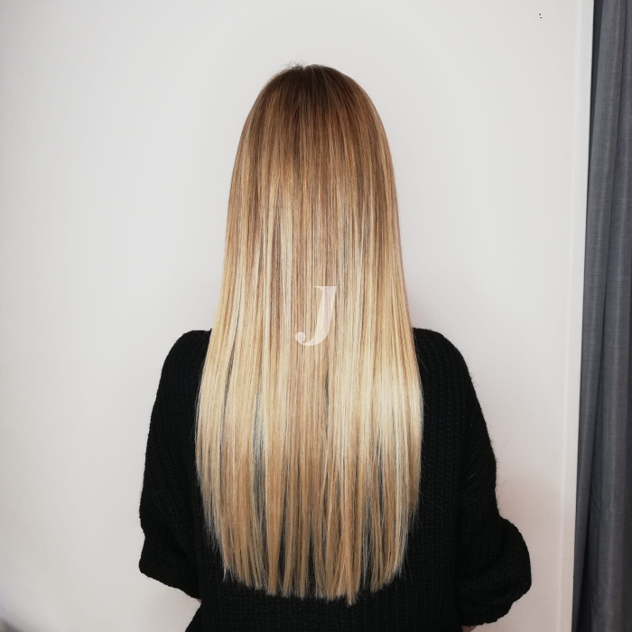 Foto di donna con capelli lunghi biondo chiarissimo dorato