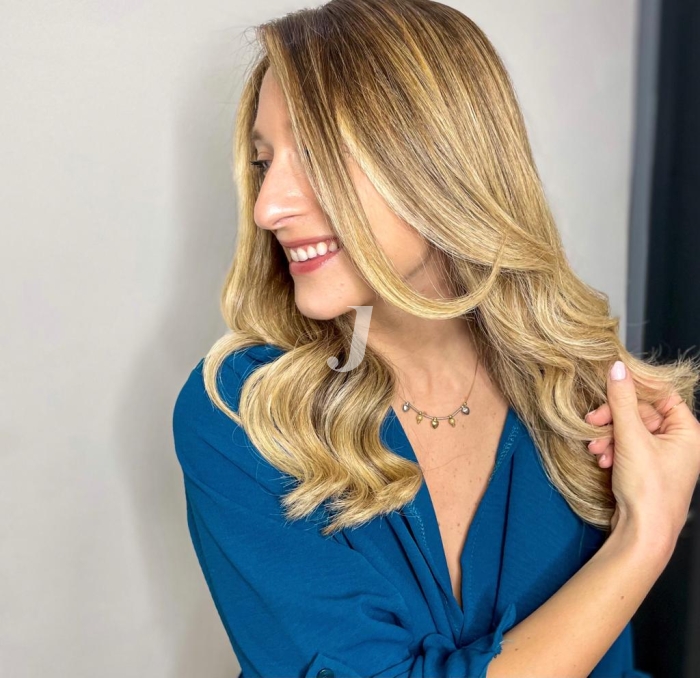 Foto di donna con capelli lunghi biondo chiarissimo dorato