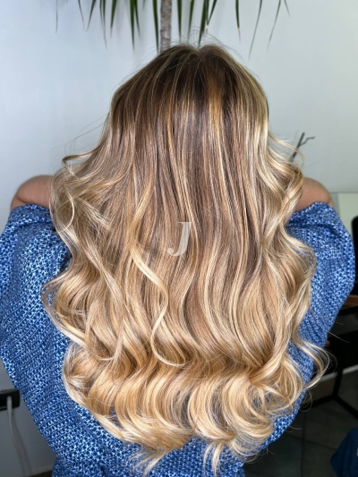 Foto di donna con capelli lunghi biondo chiarissimo dorato