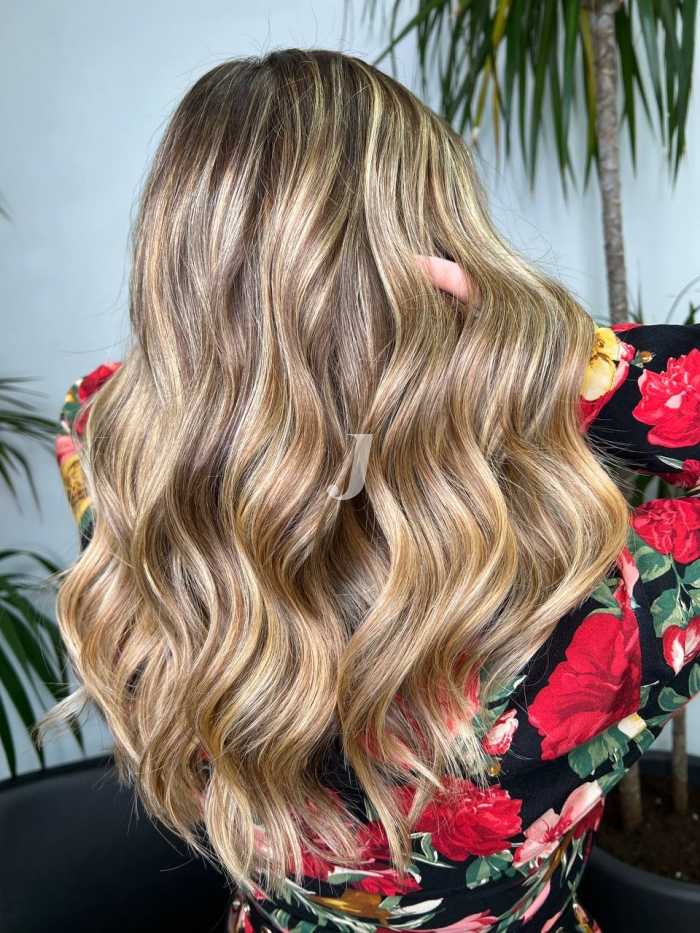 Foto di donna con capelli lunghi biondo chiarissimo dorato