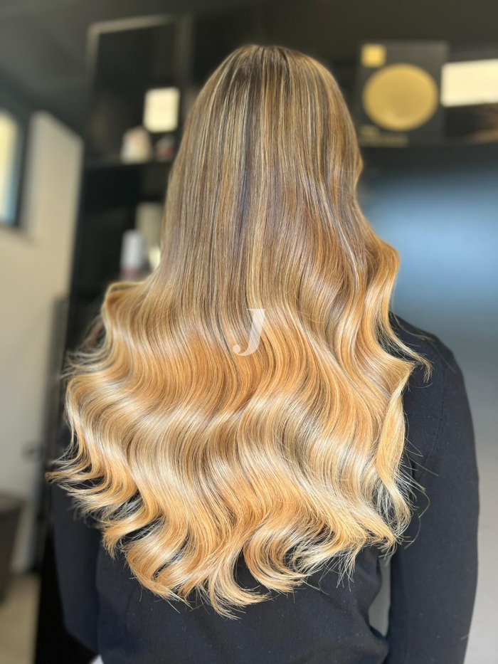 Foto di donna con capelli lunghi biondo chiarissimo dorato