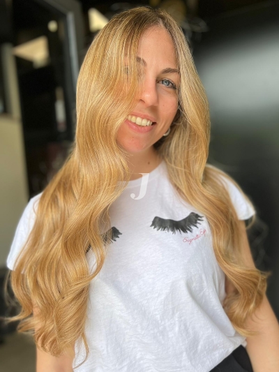 Foto di donna con capelli lunghi biondo chiarissimo dorato