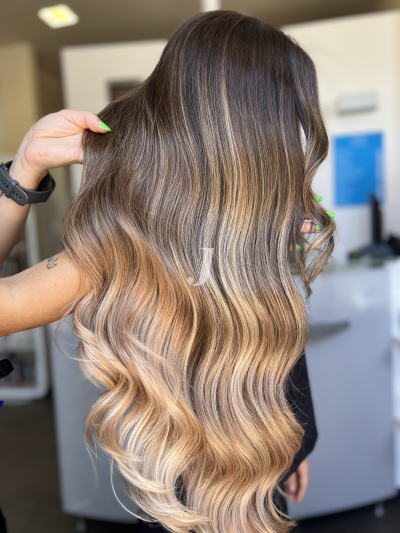 Foto di donna con capelli lunghi biondo chiarissimo dorato