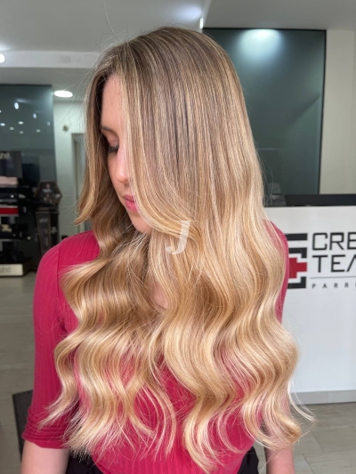 Foto di donna con capelli lunghi biondo chiarissimo dorato