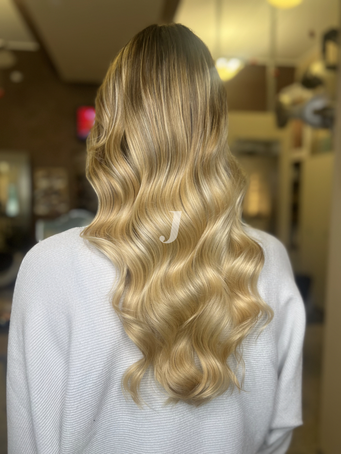 Foto di donna con capelli lunghi biondo chiarissimo dorato