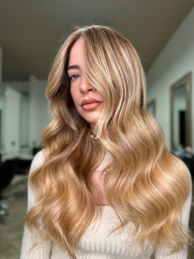 Foto di donna con capelli lunghi biondo chiarissimo dorato