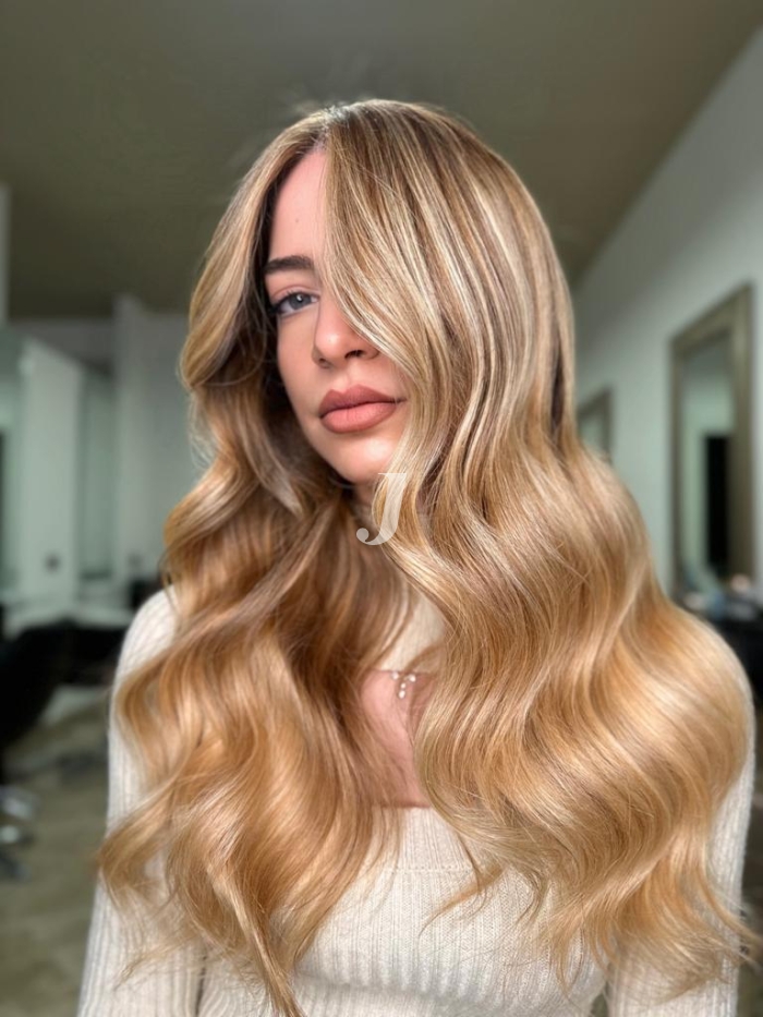 Foto di donna con capelli lunghi biondo chiarissimo dorato