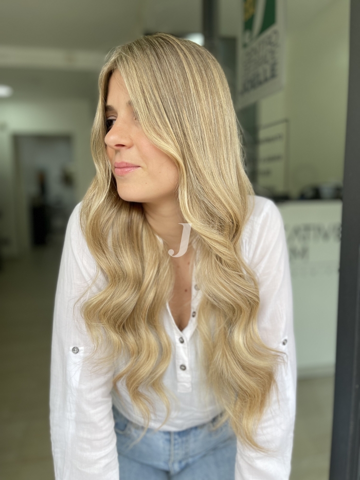 Foto di donna con capelli lunghi biondo chiarissimo dorato