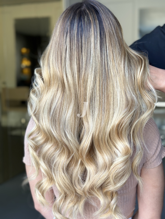 Foto di donna con capelli lunghi biondo chiarissimo dorato