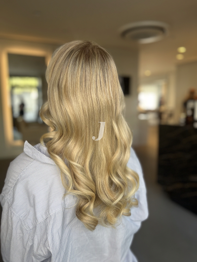 Foto di donna con capelli lunghi biondo chiarissimo dorato