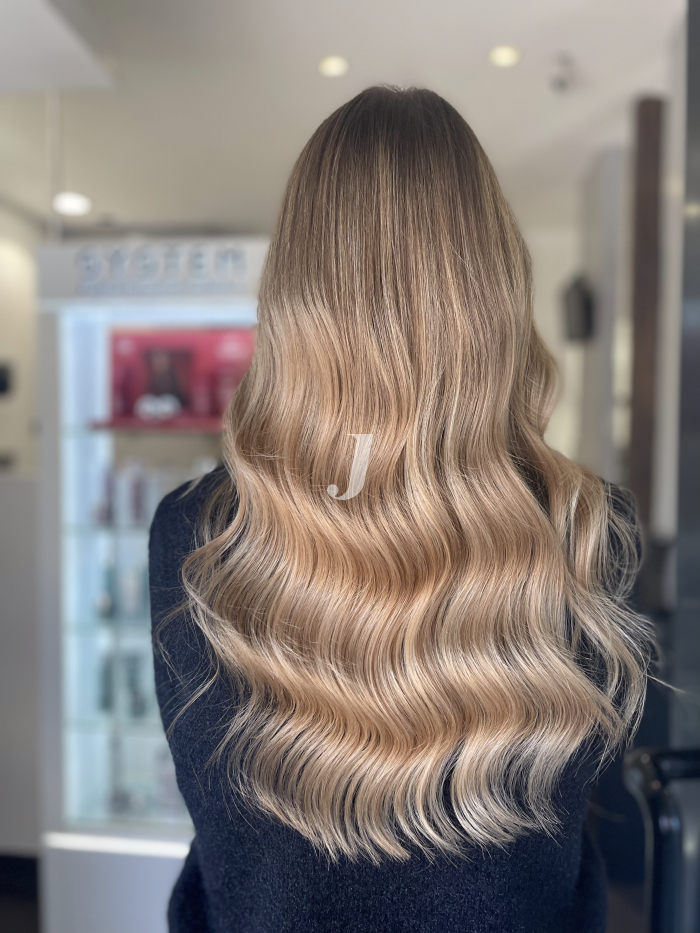 Foto di donna con capelli lunghi biondo chiarissimo dorato