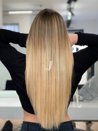 Foto di donna con capelli lunghi biondo chiarissimo dorato