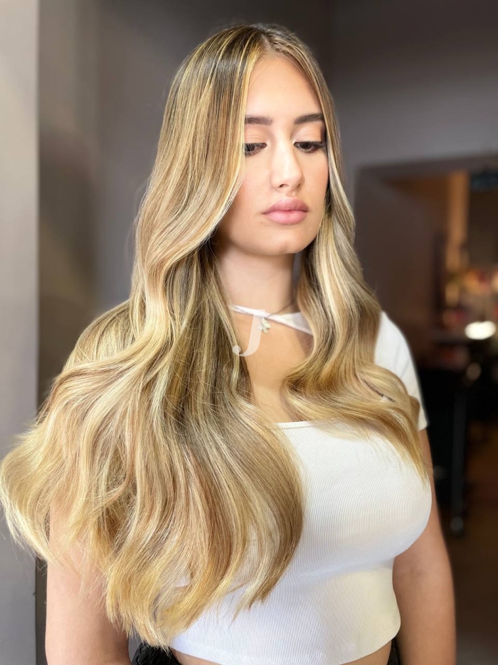 Foto di donna con capelli lunghi biondo chiarissimo dorato