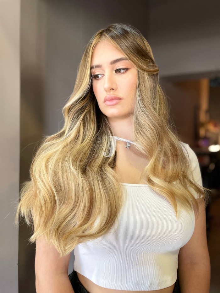 Foto di donna con capelli lunghi biondo chiarissimo dorato