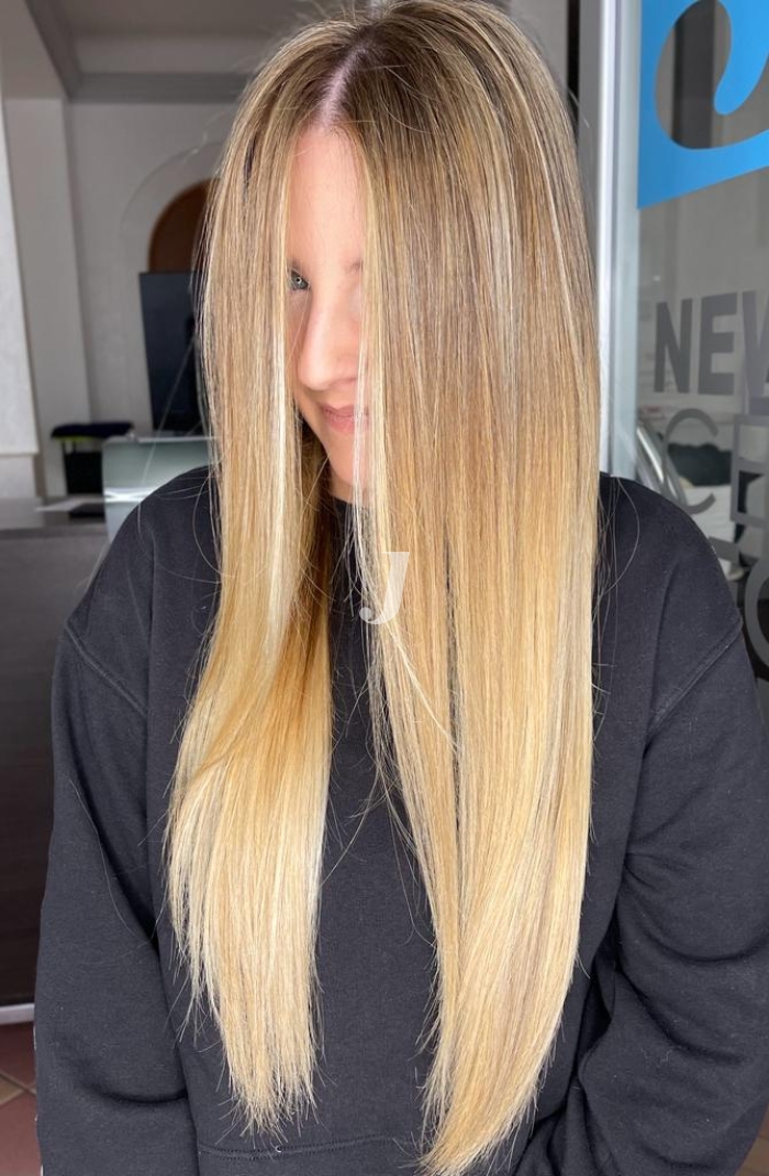 Foto di donna con capelli lunghi biondo chiarissimo dorato