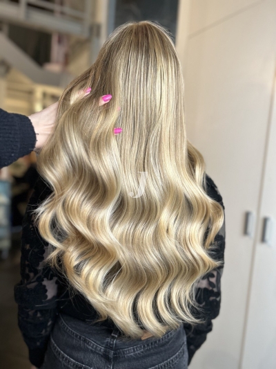 Foto di donna con capelli lunghi biondo chiarissimo dorato