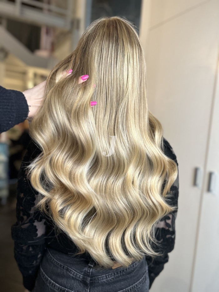 Foto di donna con capelli lunghi biondo chiarissimo dorato