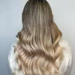 Foto di donna con capelli lunghi biondo chiarissimo cenere